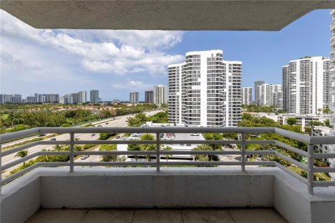 Condo in Aventura, Florida, 2 bedrooms  № 1395923 - photo 10