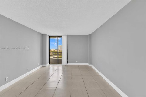 Condo in Aventura, Florida, 2 bedrooms  № 1395923 - photo 17