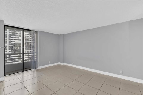 Condo in Aventura, Florida, 2 bedrooms  № 1395923 - photo 16