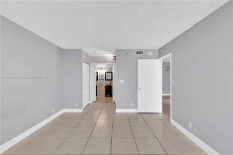 Condo in Aventura, Florida, 2 bedrooms  № 1395923 - photo 18