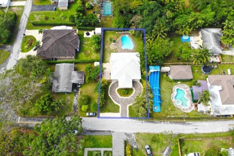 Casa en venta en South Miami, Florida, 4 dormitorios, 197.6 m2 № 1177498 - foto 5