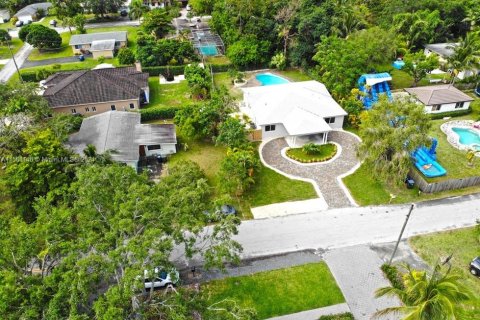 Villa ou maison à vendre à South Miami, Floride: 4 chambres, 197.6 m2 № 1177498 - photo 4