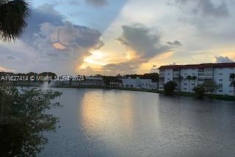 Condominio en venta en Lauderhill, Florida, 1 dormitorio, 86.21 m2 № 1305876 - foto 2