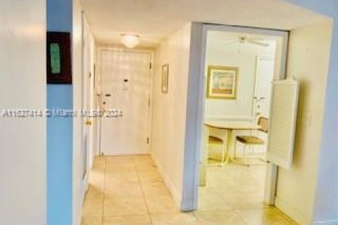 Condo in Lauderhill, Florida, 1 bedroom  № 1305876 - photo 8