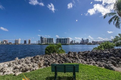 Condo in Aventura, Florida, 2 bedrooms  № 1353844 - photo 23