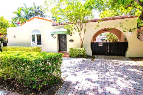 House in Miami Beach, Florida 4 bedrooms, 217.21 sq.m. № 1353843 - photo 1