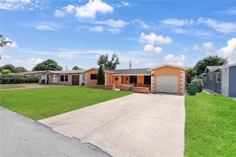 Villa ou maison à vendre à Miramar, Floride: 3 chambres, 158.31 m2 № 1353894 - photo 1