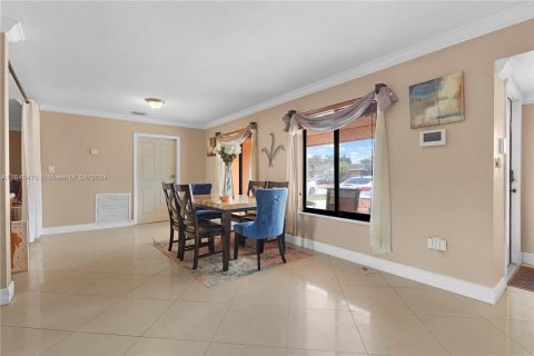 House in Miramar, Florida 3 bedrooms, 158.31 sq.m. № 1353894 - photo 9