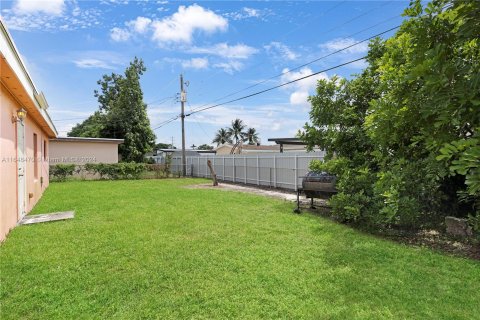 House in Miramar, Florida 3 bedrooms, 158.31 sq.m. № 1353894 - photo 22