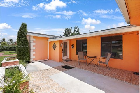 House in Miramar, Florida 3 bedrooms, 158.31 sq.m. № 1353894 - photo 3