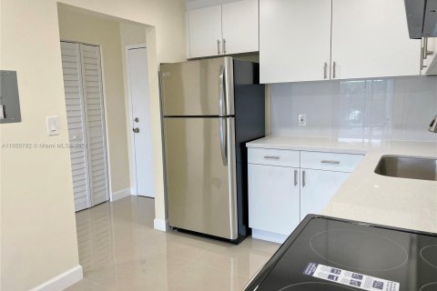 Condo in North Miami Beach, Florida, 1 bedroom  № 1357060 - photo 3