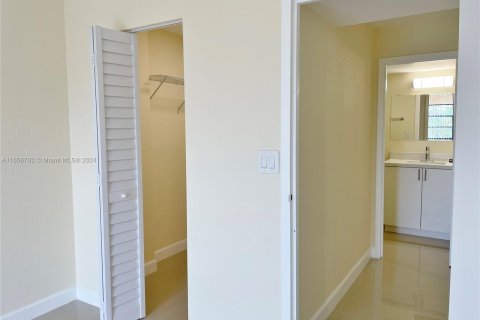 Condo in North Miami Beach, Florida, 1 bedroom  № 1357060 - photo 14