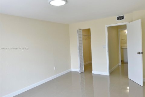 Condo in North Miami Beach, Florida, 1 bedroom  № 1357060 - photo 17