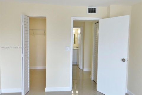 Condo in North Miami Beach, Florida, 1 bedroom  № 1357060 - photo 13