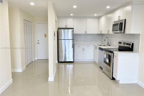 Condo in North Miami Beach, Florida, 1 bedroom  № 1357060 - photo 9