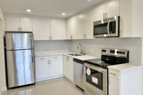 Condo in North Miami Beach, Florida, 1 bedroom  № 1357060 - photo 1