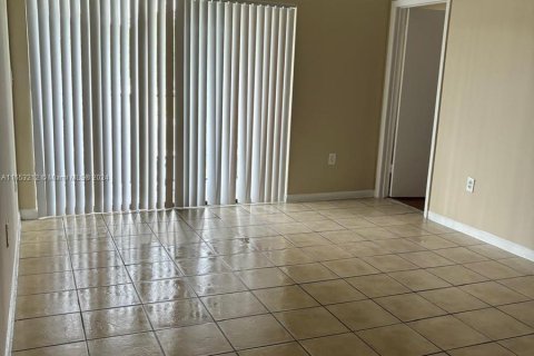 Condo in Hialeah, Florida, 2 bedrooms  № 1351936 - photo 7