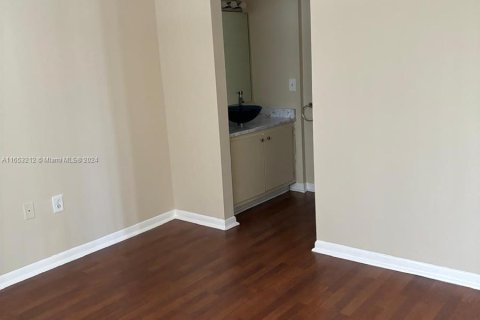 Condo in Hialeah, Florida, 2 bedrooms  № 1351936 - photo 10