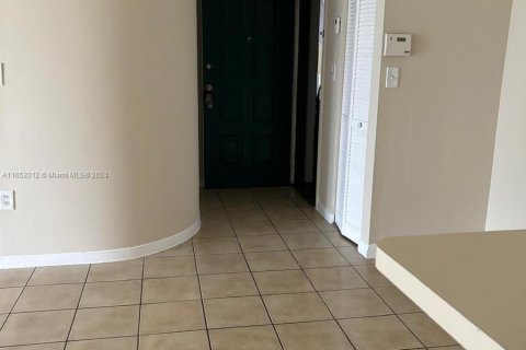 Copropriété à louer à Hialeah, Floride: 2 chambres, 90.67 m2 № 1351936 - photo 6