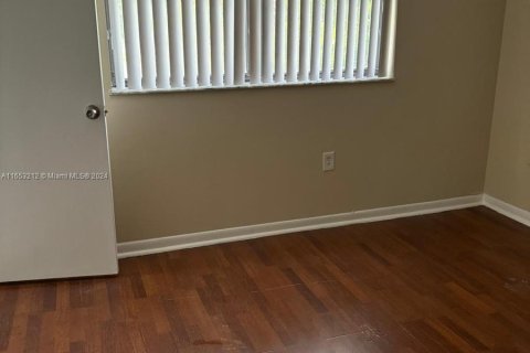 Condo in Hialeah, Florida, 2 bedrooms  № 1351936 - photo 11