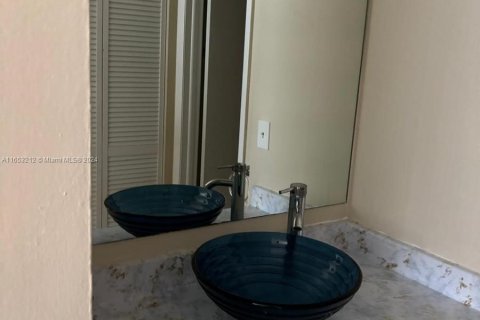 Copropriété à louer à Hialeah, Floride: 2 chambres, 90.67 m2 № 1351936 - photo 12