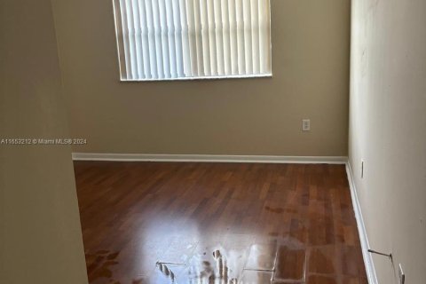 Condo in Hialeah, Florida, 2 bedrooms  № 1351936 - photo 4