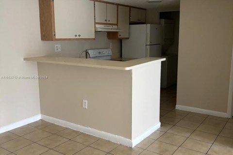 Condo in Hialeah, Florida, 2 bedrooms  № 1351936 - photo 9