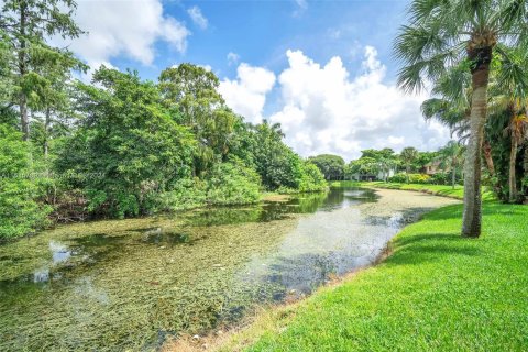 Townhouse in Coconut Creek, Florida 2 bedrooms, 137.5 sq.m. № 1352041 - photo 18