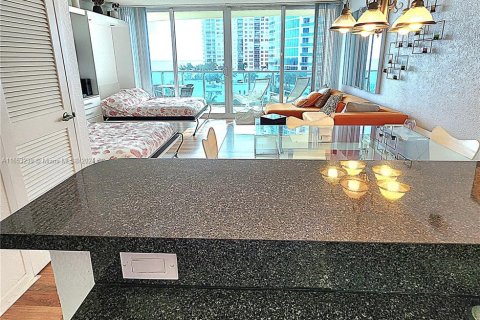 Condo in Hollywood, Florida  № 1351937 - photo 8