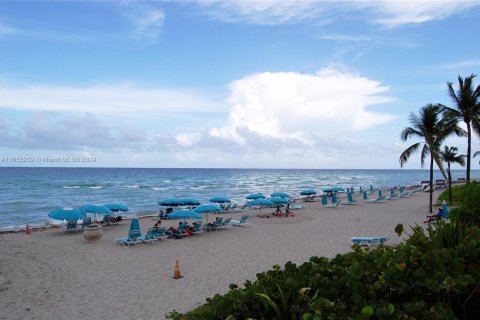 Condo in Hollywood, Florida  № 1351937 - photo 26