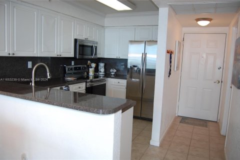 Condo in Hollywood, Florida  № 1351937 - photo 11