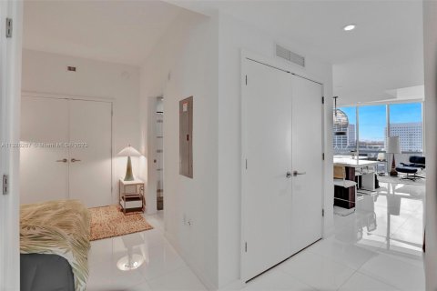 Condominio en venta en Miami, Florida, 1 dormitorio, 108.6 m2 № 276198 - foto 11