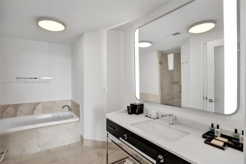 Condo in Miami Beach, Florida, 1 bedroom  № 1236821 - photo 23