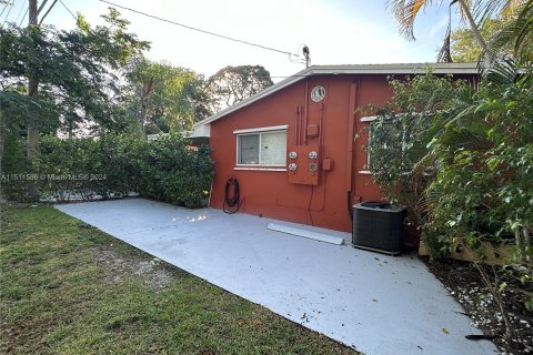 Commercial property in Fort Lauderdale, Florida 140.47 sq.m. № 949663 - photo 5