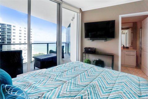 Condo in Hollywood, Florida, 3 bedrooms  № 1135811 - photo 21