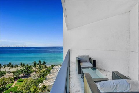 Condo in Hollywood, Florida, 3 bedrooms  № 1135811 - photo 1