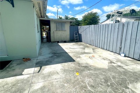 House in Miami, Florida 3 bedrooms, 111.11 sq.m. № 1119952 - photo 6