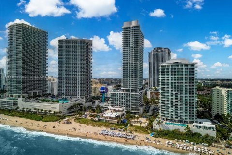 Condo in Hollywood, Florida, 2 bedrooms  № 832379 - photo 29