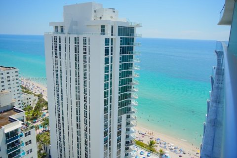 Condominio en alquiler en Hollywood, Florida, 2 dormitorios, 104.89 m2 № 832379 - foto 1