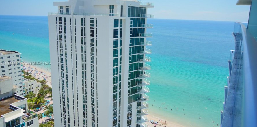 Condominio en Hollywood, Florida, 2 dormitorios  № 832379