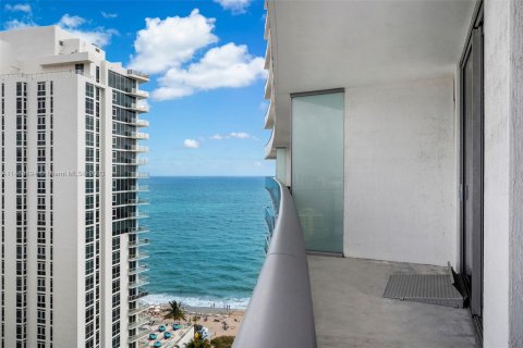 Condo in Hollywood, Florida, 2 bedrooms  № 832379 - photo 19