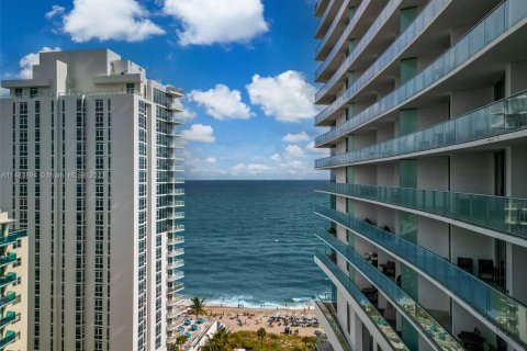 Condo in Hollywood, Florida, 2 bedrooms  № 832379 - photo 30