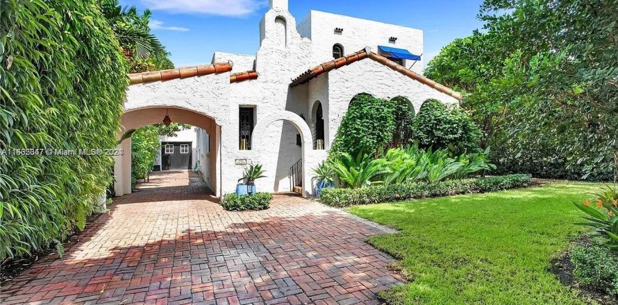 Villa ou maison à Coral Gables, Floride 5 chambres, 199.74 m2 № 1377128