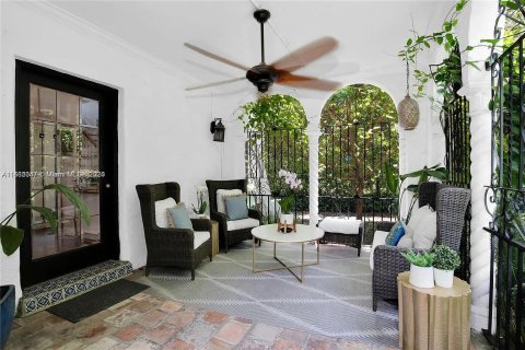 House in Coral Gables, Florida 5 bedrooms, 199.74 sq.m. № 1377128 - photo 3