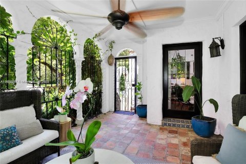 House in Coral Gables, Florida 5 bedrooms, 199.74 sq.m. № 1377128 - photo 2