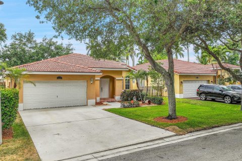 House in Coconut Creek, Florida 3 bedrooms, 167.22 sq.m. № 1179418 - photo 12