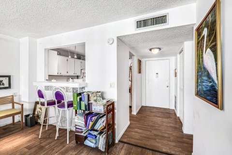 Condo in Hollywood, Florida, 1 bedroom  № 1002914 - photo 11