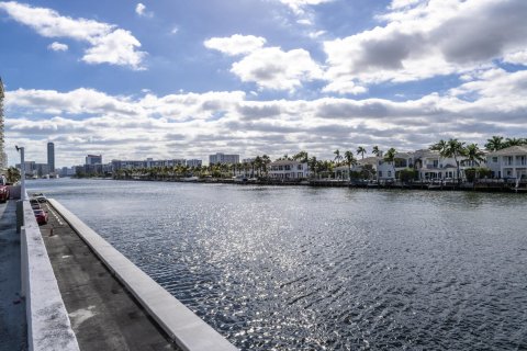 Condo in Hollywood, Florida, 1 bedroom  № 1002914 - photo 8