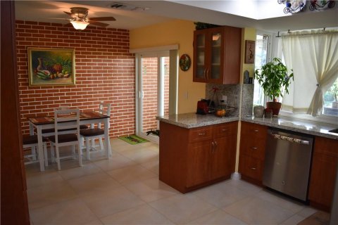 House in Hollywood, Florida 4 bedrooms, 195.93 sq.m. № 1116664 - photo 19