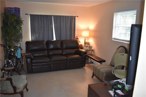 House in Hollywood, Florida 4 bedrooms, 195.93 sq.m. № 1116664 - photo 16